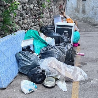 Savona, un lettore: "In Vico San Lorenzo hanno tolto i bidoni e i soliti cafoni continuano a lasciare i rifiuti..."