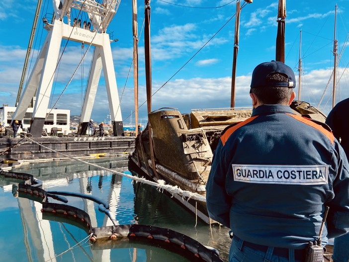 Loano: recuperato il relitto della Lady Vanilla, l'imbarcazione affondata dopo l'incendio dello scorso 2 ottobre (FOTO e VIDEO) Loano: recuperato il relitto della Lady Vanilla, l'imbarcazione affondata dopo l'incendio dello scorso 2 ottobre (FOTO e VIDEO)