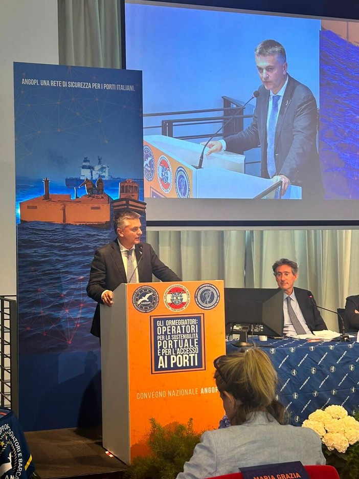 Rixi: "Portualità strategica, avanti con innovazione e sicurezza negli scali italiani" Rixi: "Portualità strategica, avanti con innovazione e sicurezza negli scali italiani"