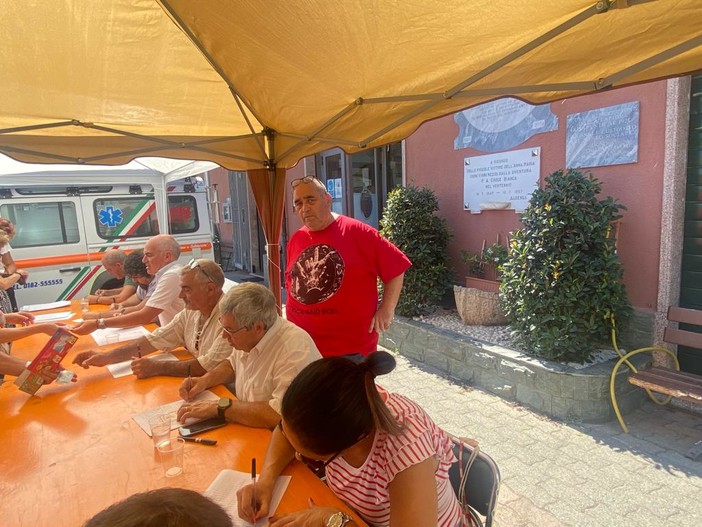 Il banchetto per la raccolta firme allestito ieri, domenica 31 luglio, presso la sede della Croce Bianca albenganese Il banchetto per la raccolta firme allestito ieri, domenica 31 luglio, presso la sede della Croce Bianca albenganese