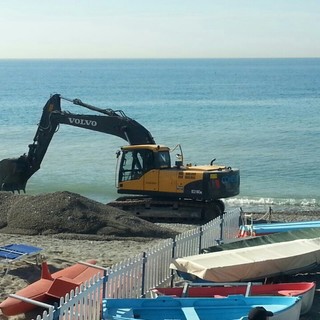Albisola si prepara all'estate: ripascimento delle spiagge in corso
