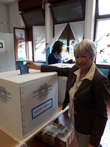Varazze, il candidato sindaco Elsa Roncallo ha votato