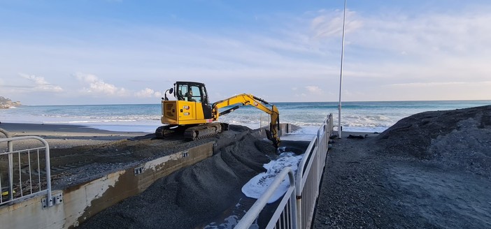 La ruspa al lavoro nel rio Santa Brigida La ruspa al lavoro nel rio Santa Brigida