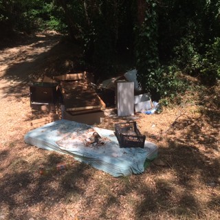 Savona, rifiuti abbandonati in via Nostra Signora del Monte