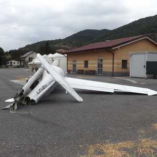 I resti dell'aereo in un parcheggio a Bardineto