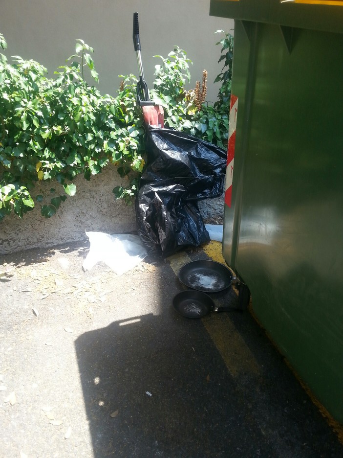 Finale Ligure, rifiuti abbandonati in via Caviglia