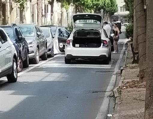 Maxi rissa in centro ad Albenga, un uomo finisce sotto un'auto: cinque i denunciati, uno per resistenza Maxi rissa in centro ad Albenga, un uomo finisce sotto un'auto: cinque i denunciati, uno per resistenza