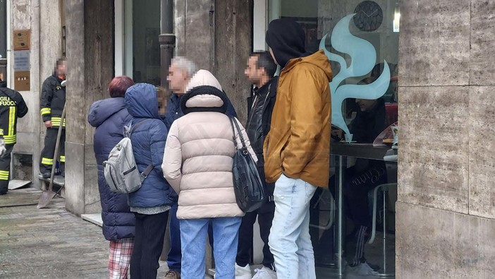 Incendio palazzina di via Venezia, tra gli sfollati una famiglia di cinesi: "Il fumo nero avvolgeva la casa" Incendio palazzina di via Venezia, tra gli sfollati una famiglia di cinesi: "Il fumo nero avvolgeva la casa"