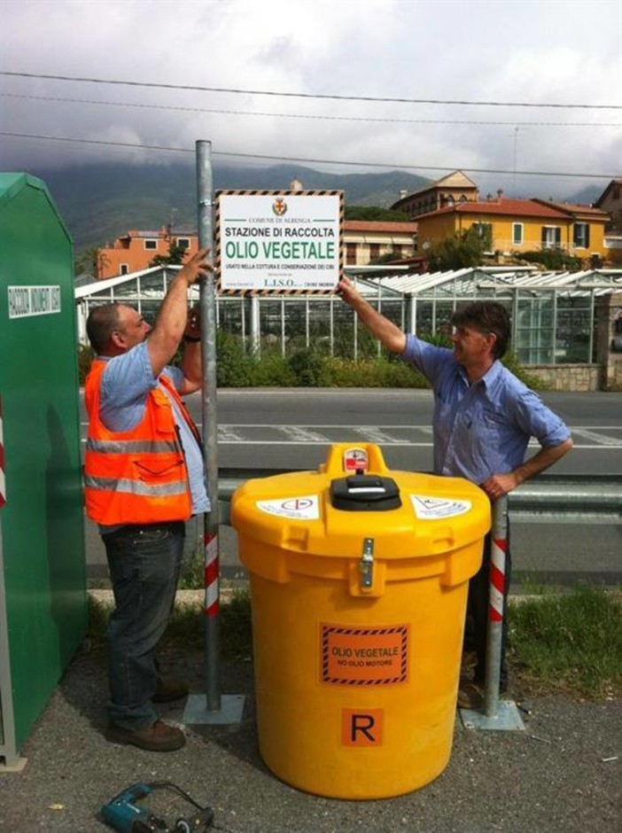 Installati contenitori raccolta olio vegetale a Varazze Installati contenitori raccolta olio vegetale a Varazze