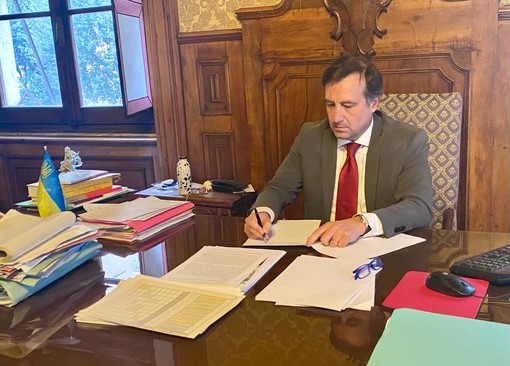 Dal sindaco Russo la cittadinanza onoraria a 69 bambini nati a Savona da genitori stranieri Dal sindaco Russo la cittadinanza onoraria a 69 bambini nati a Savona da genitori stranieri