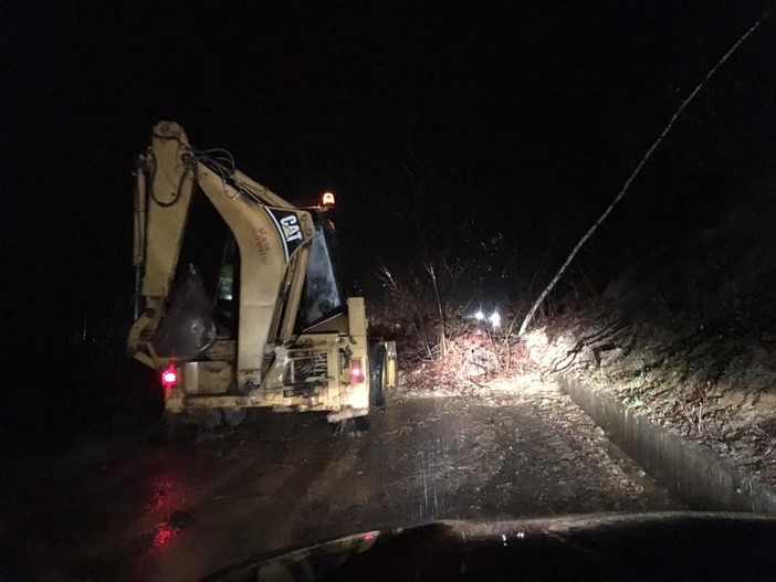 #Maltempo, seconda notte di allerta rossa: smottamenti e allagamenti ovunque. Drammatica la situazione in Val Bormida (FOTO e VIDEO) #Maltempo, seconda notte di allerta rossa: smottamenti e allagamenti ovunque. Drammatica la situazione in Val Bormida (FOTO e VIDEO)