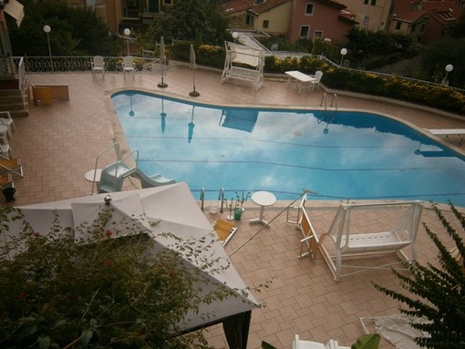 La piscina del Residence Olivotti di Finale Ligure; La piscina del Residence Olivotti di Finale Ligure;