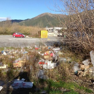 Cisano sul Neva: emergenza rifiuti alle spalle dell’ Unieuro