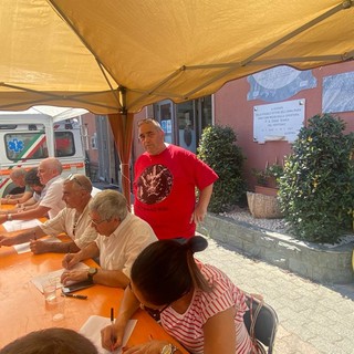 Il banchetto per la raccolta firme allestito ieri, domenica 31 luglio, presso la sede della Croce Bianca albenganese