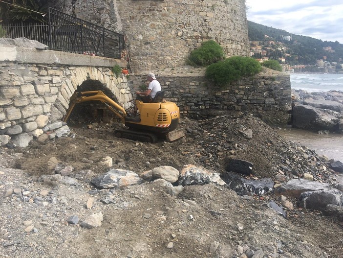 Alassio, cominciati i lavori alla foce del rio Palmero e in piazza Quartino