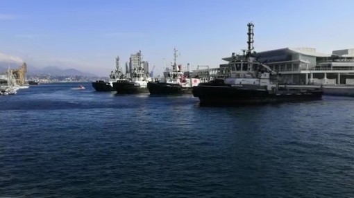 I rimorchiatori del porto di Savona salutano per l'ultima volta la collega Ivana