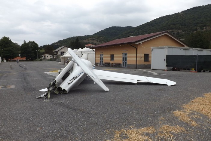 I resti dell'aereo in un parcheggio a Bardineto