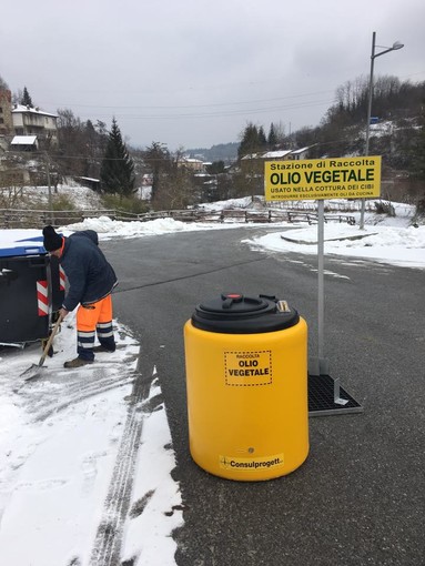 Roccavignale, consegnata la tanica per la raccolta degli oli usati Roccavignale, consegnata la tanica per la raccolta degli oli usati