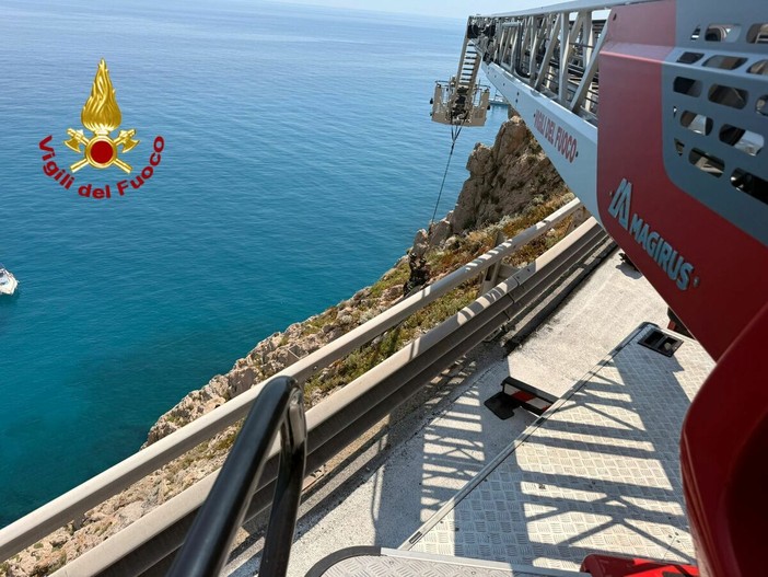 Capo Noli, scavalca il guardrail per recuperare un oggetto: salvato dai Vigili del Fuoco