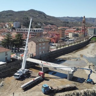Cairo, posate le prime travi del nuovo ponte Italia '61. Ghione: "Un passo importante per la ricostruzione"