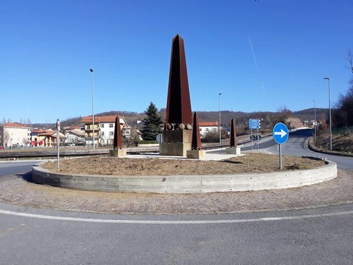 Carcare, nuova veste per la rotonda della variante del Mulino: posizionato il monumento degli "itinerari napoleonici" in Italia (FOTO) Carcare, nuova veste per la rotonda della variante del Mulino: posizionato il monumento degli "itinerari napoleonici" in Italia (FOTO)