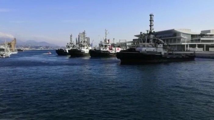 I rimorchiatori del porto di Savona salutano per l'ultima volta la collega Ivana