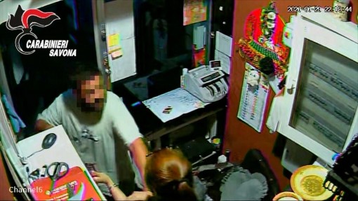 Rapina alla sala giochi, il presunto autore identificato dai Carabinieri tramite le telecamere Rapina alla sala giochi, il presunto autore identificato dai Carabinieri tramite le telecamere