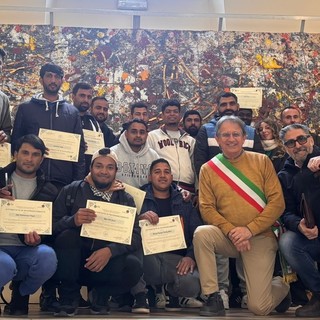 Cairo, i ragazzi della Cooperativa Ninfea ripuliscono la scuola elementare dopo l’alluvione: l’amministrazione Lambertini li ringrazia