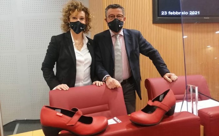 Scarpe rosse in Consiglio regionale, Riolfo e Brunetto (Lega): "Combattere con ogni mezzo idoneo il femminicidio e la violenza sulle donne"