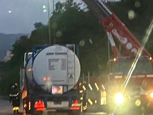 Vado, rimorchio si stacca dalla motrice: mobilitati i vigili del fuoco (FOTO) Vado, rimorchio si stacca dalla motrice: mobilitati i vigili del fuoco (FOTO)