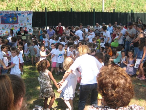 Musica, mamme e bimbi protagonisti alla festa di fine anno della materna Rodari di Savona