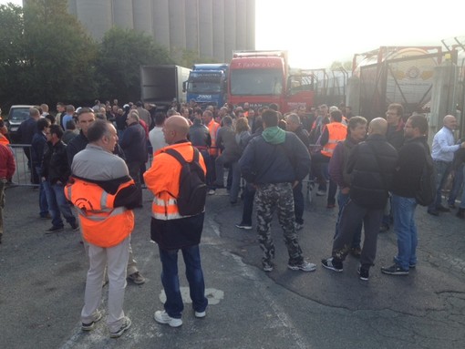 Il presidio dei lavoratori Reefer che la scorsa settimana hanno bloccato l'accesso al porto di Vado Il presidio dei lavoratori Reefer che la scorsa settimana hanno bloccato l'accesso al porto di Vado
