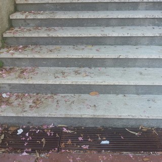 Finale Ligure, la panchina della Gradinata delle Rose diventa una mini-discarica