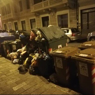 Savona, ritorna il problema rifiuti. L'amministratore unico Ata Tapparini: "10 giorni complicati, le strade bloccate non hanno aiutato"