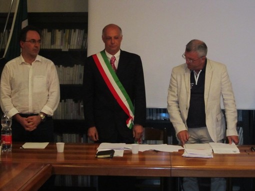 Armato di pala il sindaco di Cosseria Molinaro diventa spazzaneve per un giorno