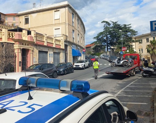 Savona, operazione della polizia municipale per la rimozione di veicoli abbandonati in città Savona, operazione della polizia municipale per la rimozione di veicoli abbandonati in città