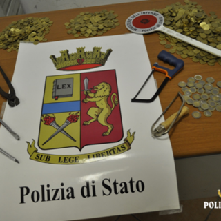 Sorpresi a forzare i distributori automatici dell'ospedale San Paolo: arrestati tre rumeni Sorpresi a forzare i distributori automatici dell'ospedale San Paolo: arrestati tre rumeni