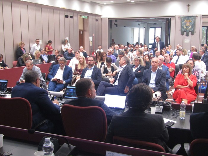 Rigassificatore, in Provincia è scontro tra i sindaci e Toti. Russo e Isetta: "Esterrefatti, iter che non sta in piedi, venga ritirato" (FOTO)