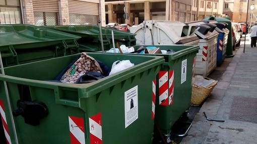 Cucina a gas abbandonata in centro Savona, la segnalazione di un lettore