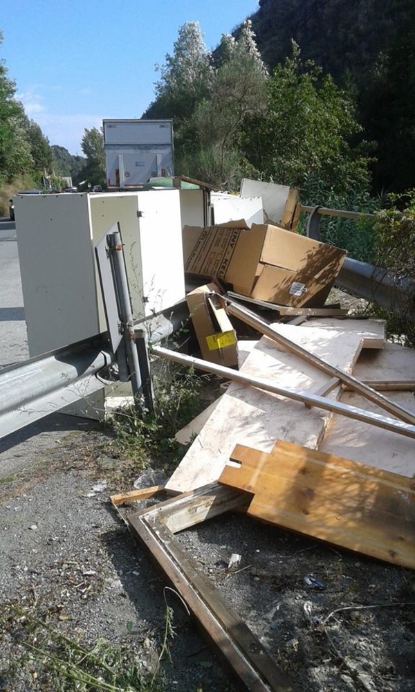 Varazze, sempre più abbandoni di ingombranti lungo le strade