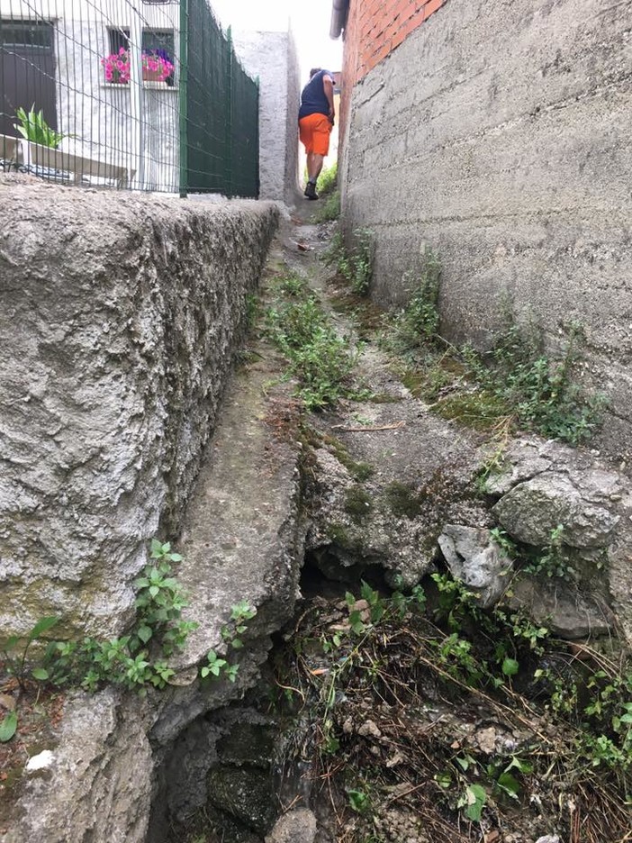 Roccavignale, tubo dell'acquedotto rotto in località Toschini: intervento in corso