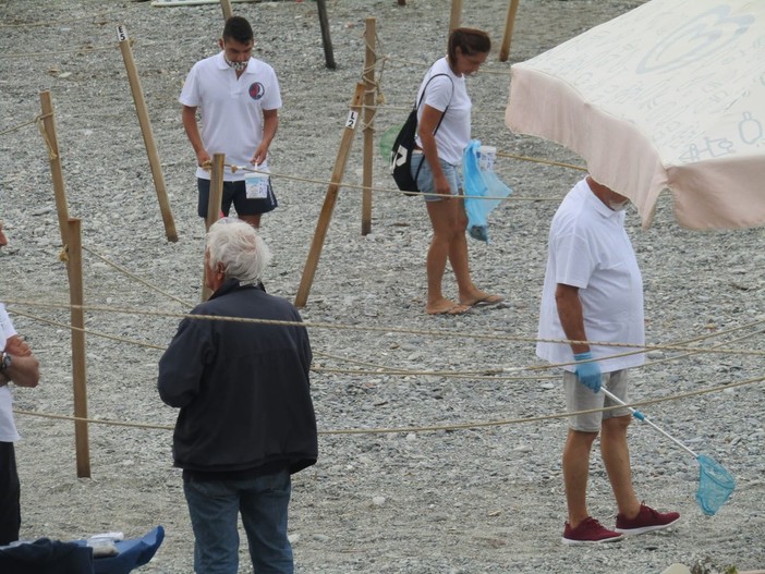 “Con piccoli gesti si ottengono grandi cambiamenti": via alla raccolta di mozziconi di sigarette in spiaggia ad Albisola (FOTO)