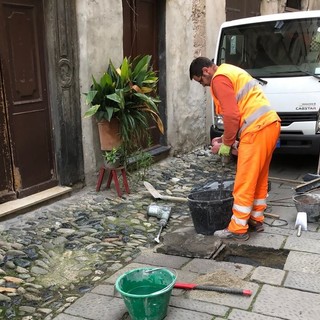 Finalborgo, tempo di manutenzioni per le vie del centro: interventi su basoli, ciottoli e pozzetti Finalborgo, tempo di manutenzioni per le vie del centro: interventi su basoli, ciottoli e pozzetti