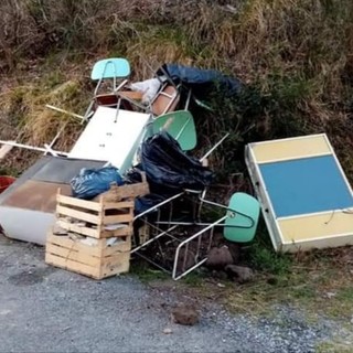 Tovo, rifiuti abbandonati in via Costino. La rabbia del sindaco Oddo: "Fate semplicemente schifo"