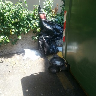 Finale Ligure, rifiuti abbandonati in via Caviglia
