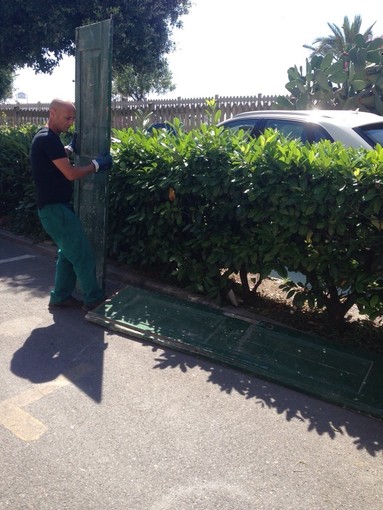 Si disfano delle porte vecchie, ma dimenticano di togliere la targa con l'indirizzo: Municipale multa ditta a Pietra Ligure