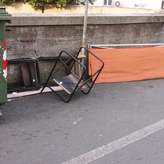 Piccoli gesti di inciviltà a Finalborgo: rifiuti abbandonati a bordo strada