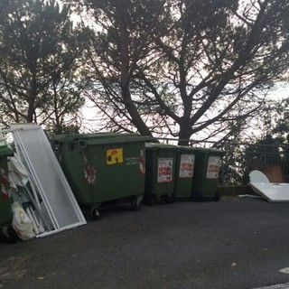 Finale Ligure, il belvedere si trasforma in una discarica abusiva
