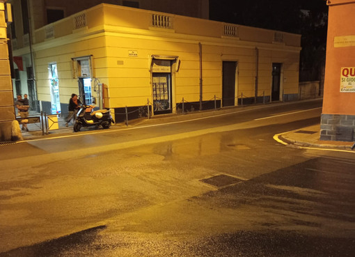 Finale, la rete idrica cede all'incrocio "dei quattro canti": dalla tarda serata semaforo e stop all'erogazione idrica Finale, la rete idrica cede all'incrocio "dei quattro canti": dalla tarda serata semaforo e stop all'erogazione idrica