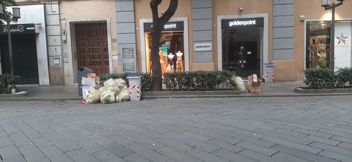 Un lettore: "Corso Italia, il salotto dei savonesi… tra rifiuti e incuria" Un lettore: "Corso Italia, il salotto dei savonesi… tra rifiuti e incuria"